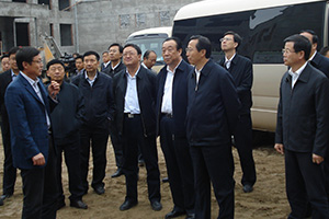 2011年，時任國家農業部部長韓長賦（右三）視察威龍公司