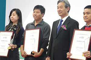 時任衛生部副部長王隴德給威龍頒發世界健康生活方式博覽會金獎證書